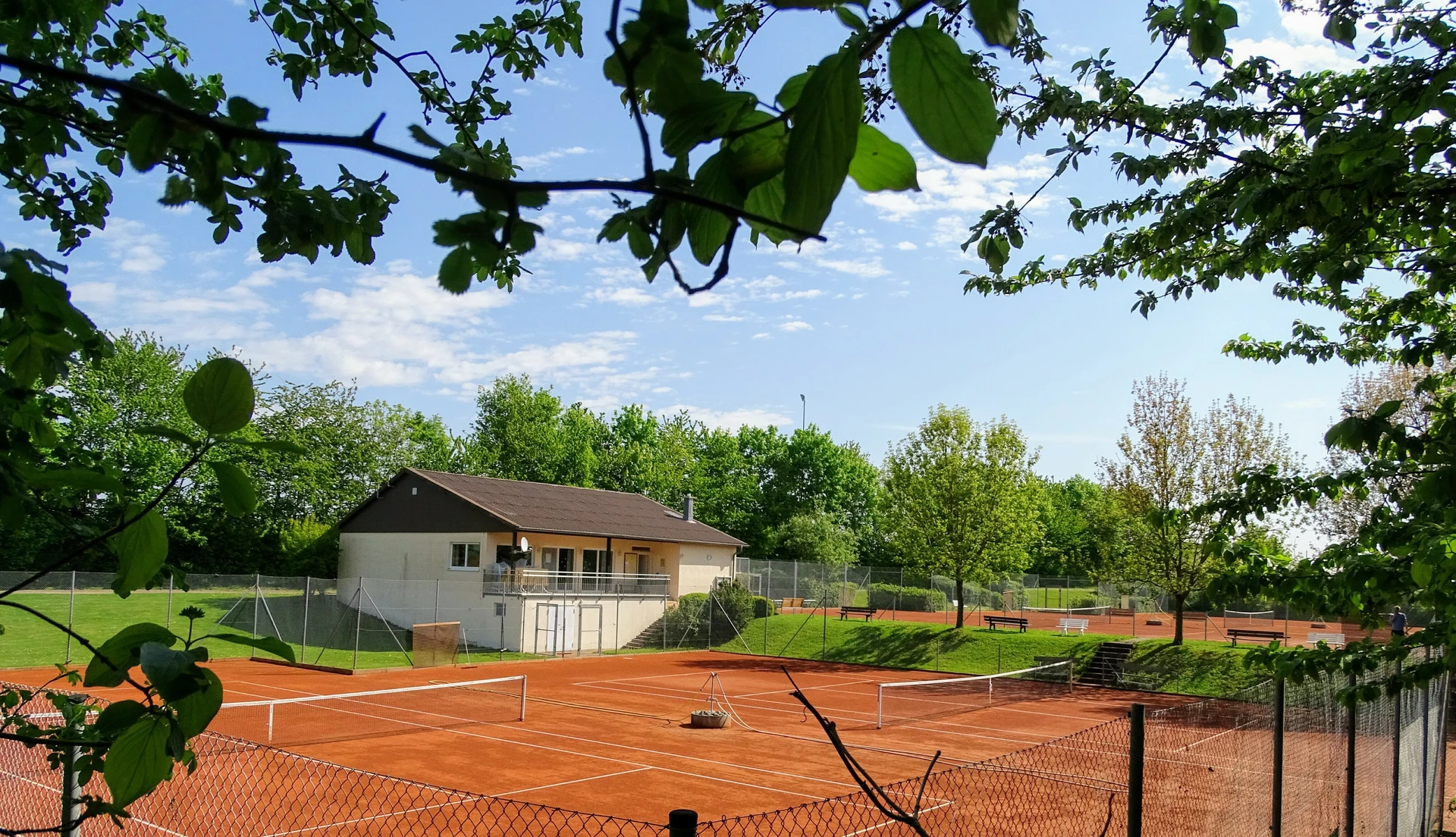 Clubhaus einer Tennisanlage
