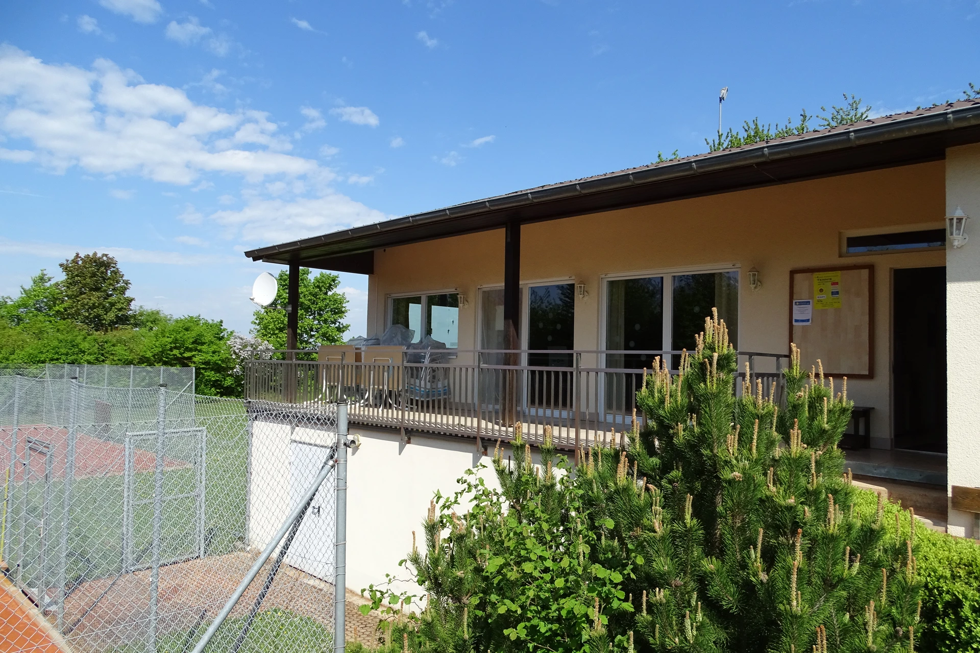 Terrasse der Tennisanlage mit Blick auf die Plätze