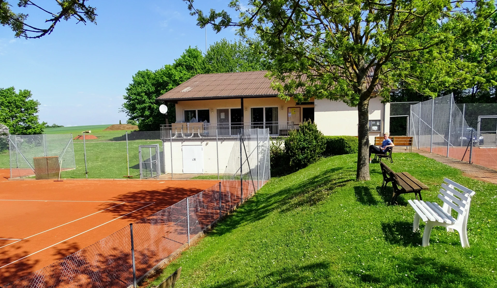 Terrassenbereich der Tennisanlage aus einer zweiten Perspektive