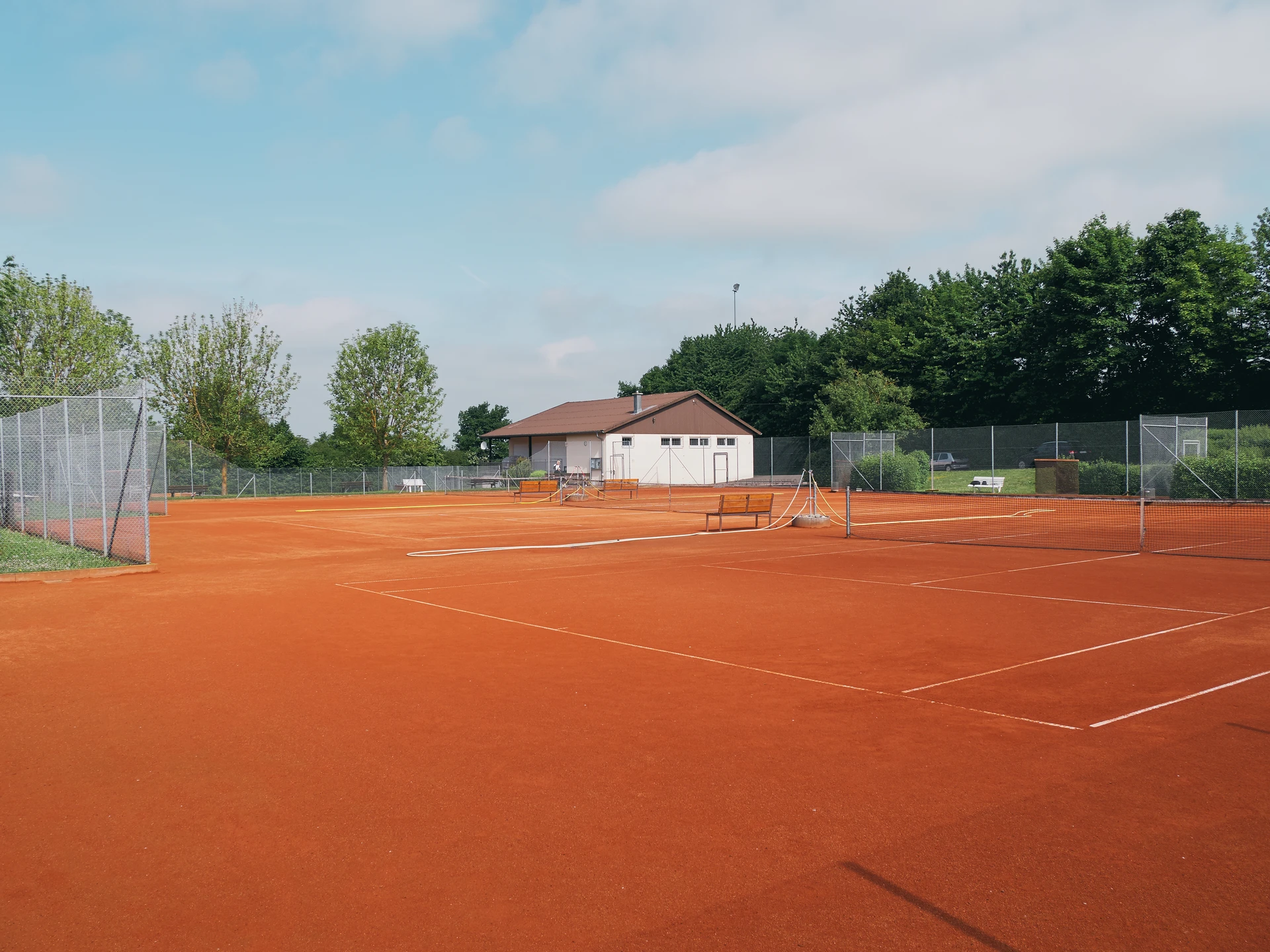 Weitere Ansicht der Tennisanlage im Grünen