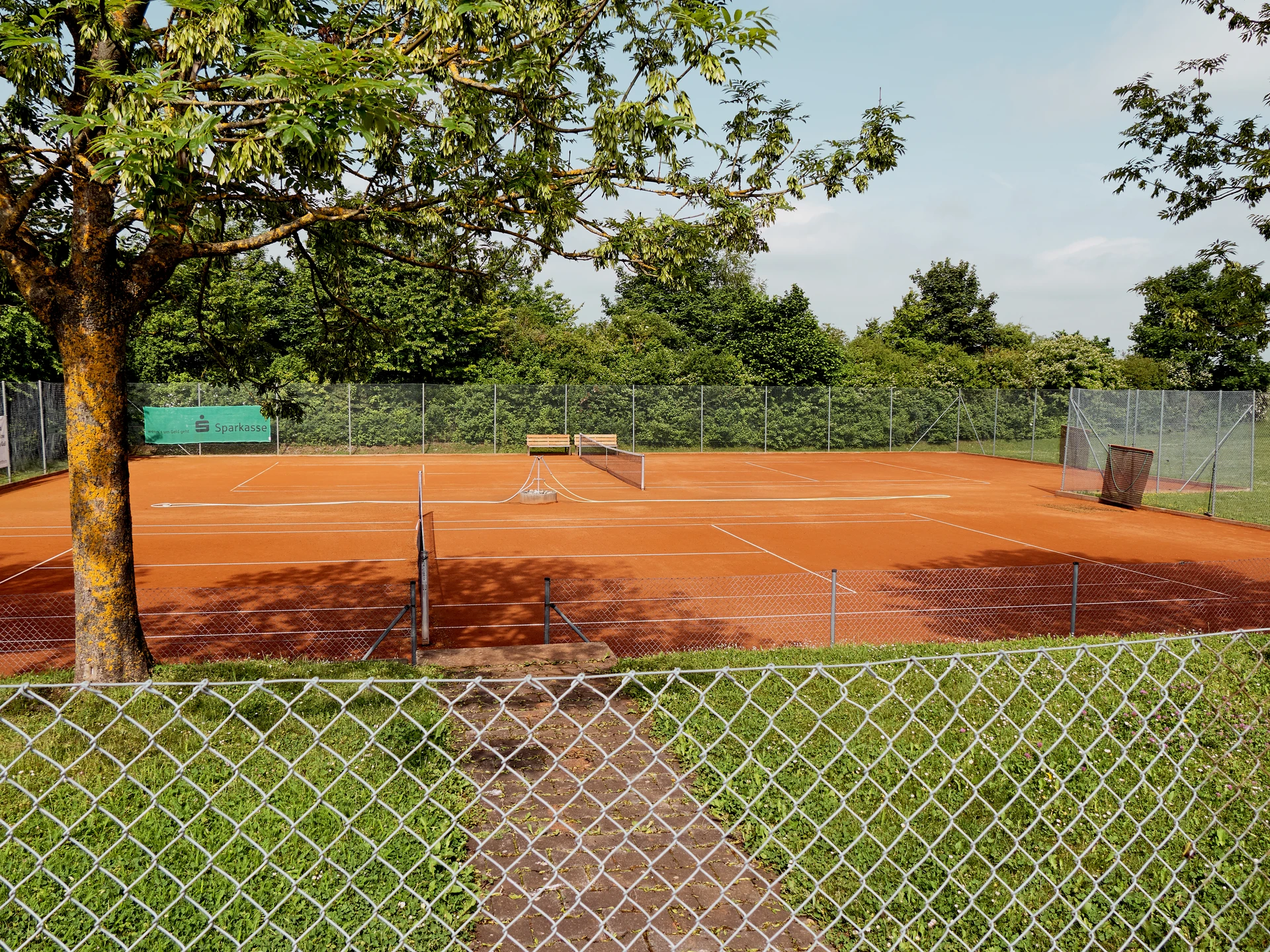 Blick auf Plätze und Umgebung der Tennisanlage