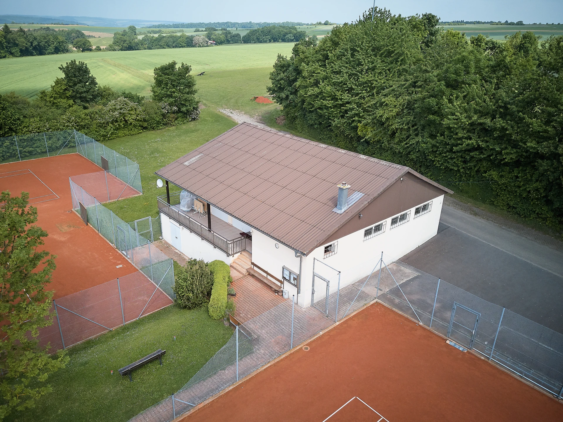Zusätzliche Perspektive auf die Tennisplätze der Anlage