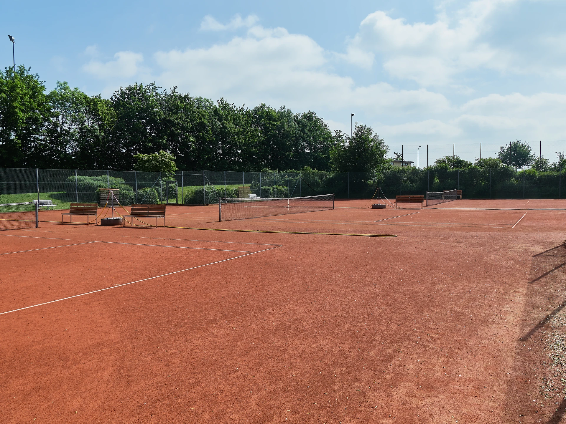 Training und Mannschaftsspiel auf dem Tennisplatz